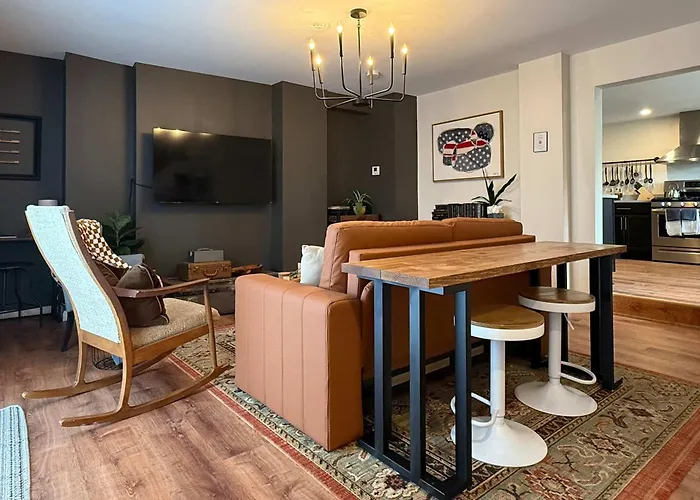 Off Street Parking - Mins To Downtown & Stadiums