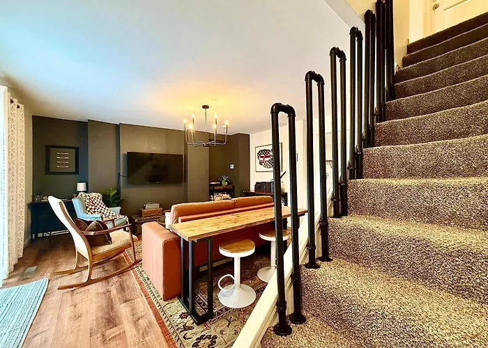 Off Street Parking - Mins To Downtown & Stadiums Holiday home *