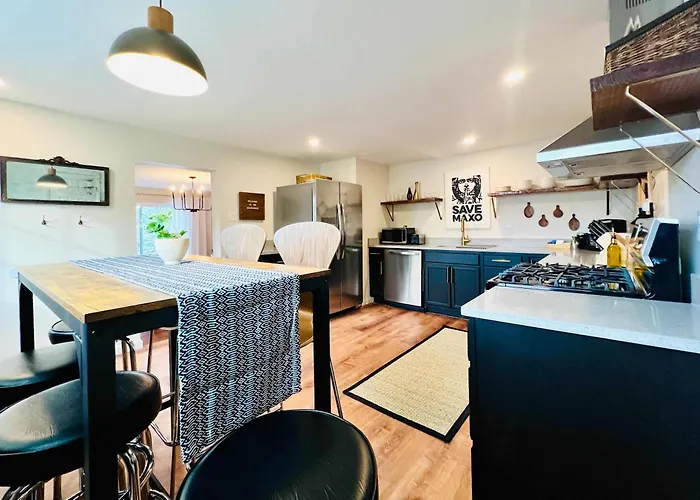 Off Street Parking - Mins To Downtown & Stadiums Holiday home *