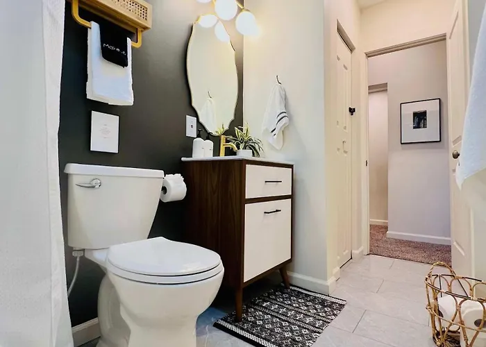 Off Street Parking - Mins To Downtown & Stadiums * Pittsburgh