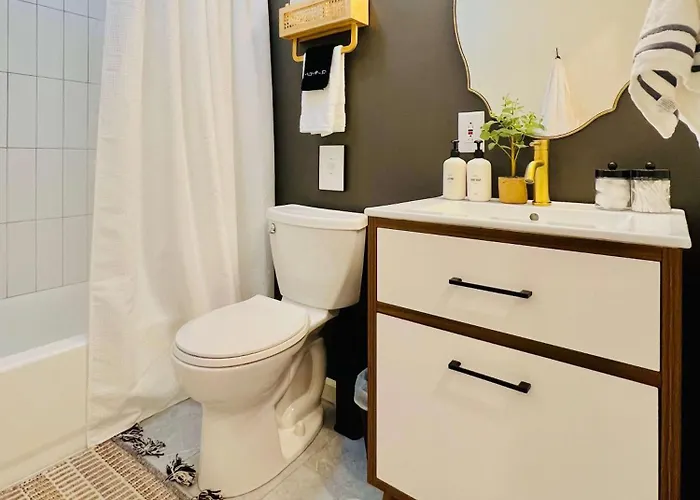 Off Street Parking - Mins To Downtown & Stadiums Holiday home