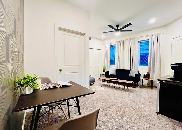 Off Street Parking - Mins To Downtown & Stadiums