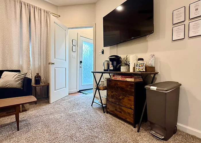 Off Street Parking - Mins To Downtown & Stadiums Holiday home Pittsburgh