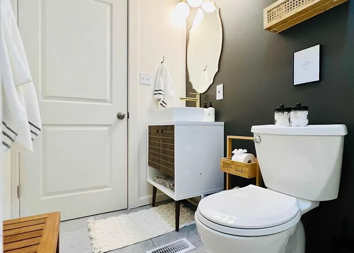 Off Street Parking - Mins To Downtown & Stadiums Holiday home